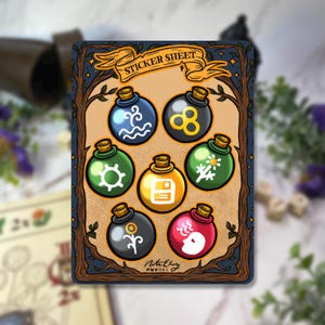 Könnte beinhalten: Ein Stickerbogen mit sieben verschiedenen Trankflaschen-Designs in Blau, Grün, Gelb und Rot, mit goldenen und braunen Akzenten. Jede Flasche hat ein anderes Symbol. Der Text "STICKER SHEET" steht oben.