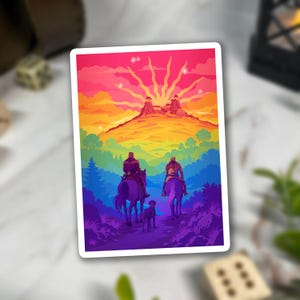 Könnte beinhalten: Ein rechteckiger Aufkleber mit einer farbenfrohen Illustration von zwei Personen auf Pferden, begleitet von einem Hund. Die Szene zeigt einen Pfad, der zu einem Berggipfel unter einem leuchtenden, rosa, orange und gelben Himmel führt.