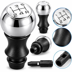 Può includere: Un pomello del cambio sferico con una parte superiore in cromo lucido che presenta un motivo nero per trasmissione manuale a 5 marce con retromarcia. La base è nera opaca e sagomata, accompagnata da un componente adattatore in plastica.