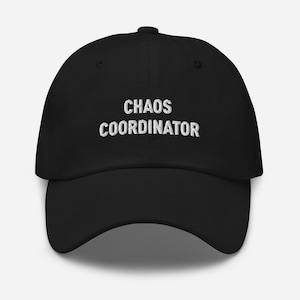 Puede incluir: Gorra de béisbol negra con texto bordado en blanco que dice "Chaos Coordinator".