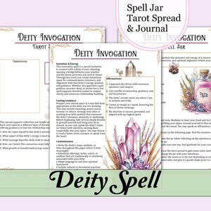 Puede incluir: Un conjunto de tarot y diario con el texto "Deity Invocation" y "Deity Spell". La imagen presenta páginas con texto, ilustraciones de cristales y un frasco de hechizos rosa. El tema general es la práctica espiritual.