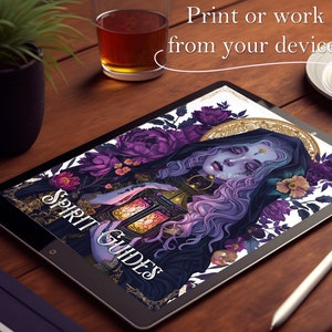 K&ouml;nnte beinhalten: Eine digitale Illustration einer Frau mit lila Haaren, die eine Laterne h&auml;lt. Die Laterne ist mit Gold verziert und hat ein leuchtendes Licht im Inneren. Die Frau ist von lila Blumen umgeben und der Text "Spirit Guides" ist in goldenen Buchstaben geschrieben.