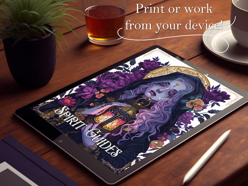 K&ouml;nnte beinhalten: Eine digitale Illustration einer Frau mit lila Haaren, die eine Laterne h&auml;lt. Die Laterne ist mit Gold verziert und hat ein leuchtendes Licht im Inneren. Die Frau ist von lila Blumen umgeben und der Text "Spirit Guides" ist in goldenen Buchstaben geschrieben.