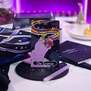 コズミック・コヴン・タロット ギフトボックス | ガイドブック、ジャーナル、木製カードスタンド、祭壇布、セレナイトワンド付きタロットデッキ - インディーズタロットカードギフトセット
