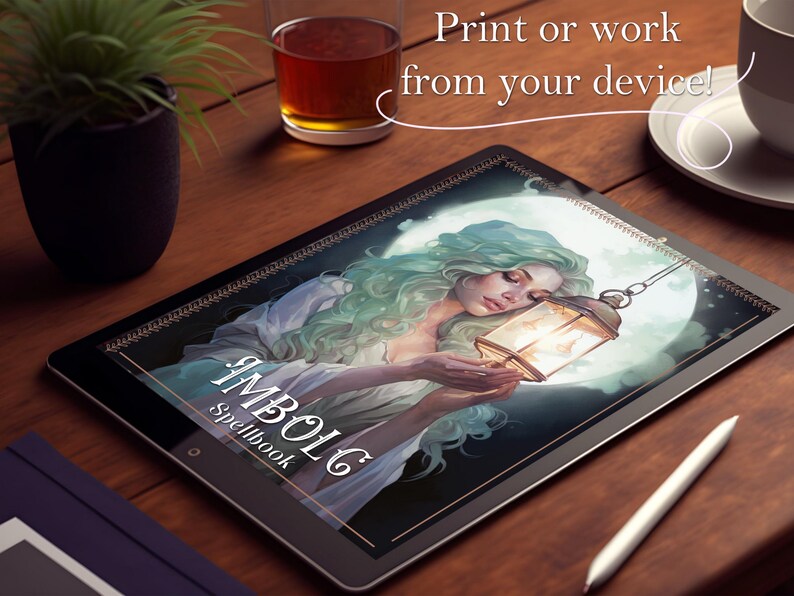 Puede incluir: Una tableta digital que muestra la portada de un libro con una mujer sosteniendo una linterna. La portada presenta el t&iacute;tulo "IMBOLC Spellbook" en una fuente decorativa.