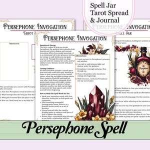 Może przedstawiać: Zestaw do tarota i dziennika zatytułowany "Inwokacja Persefony". Projekt przedstawia butelkę w kolorze ciemnoczerwonym z napisem "Persephone", otoczoną granatami i kwiatami. Zestaw zawiera strony dziennika z tekstem i ilustracjami.