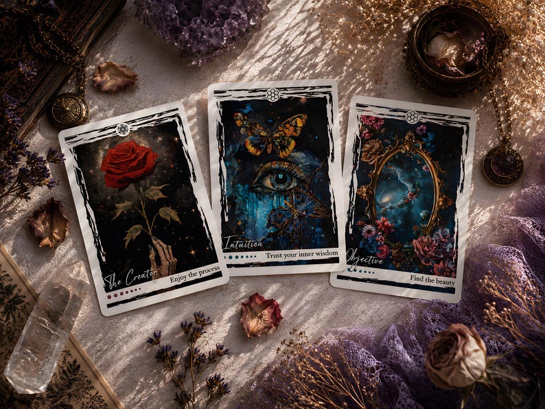 Puede incluir: Tres cartas de tarot rectangulares con ilustraciones oscuras y detalladas. La carta de la izquierda muestra una rosa roja con el texto The Creator y Enjoy the process. La carta central presenta una mariposa y un ojo con Intuition y Trust your inner wisdom. La carta de la derecha muestra un espejo adornado con Objective y Find the beauty.