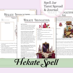 Puede incluir: Un tarot imprimible y un diario para las invocaciones a Hécate. El tarot incluye indicaciones para la reflexión y la escritura en el diario. La imagen también presenta un frasco de hechizos con una llave negra, cristales y hierbas. El texto "Hekate Spell" aparece en una fuente grande en la parte inferior de la imagen.