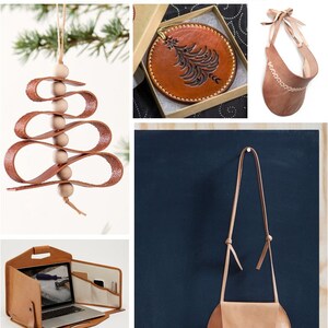 Op de afbeelding: Een verzameling lederen ambachten, waaronder een lederen ornament in de vorm van een kerstboom, een leren tas met een ronde bodem, een leren laptoptas en een leren zonneklep.