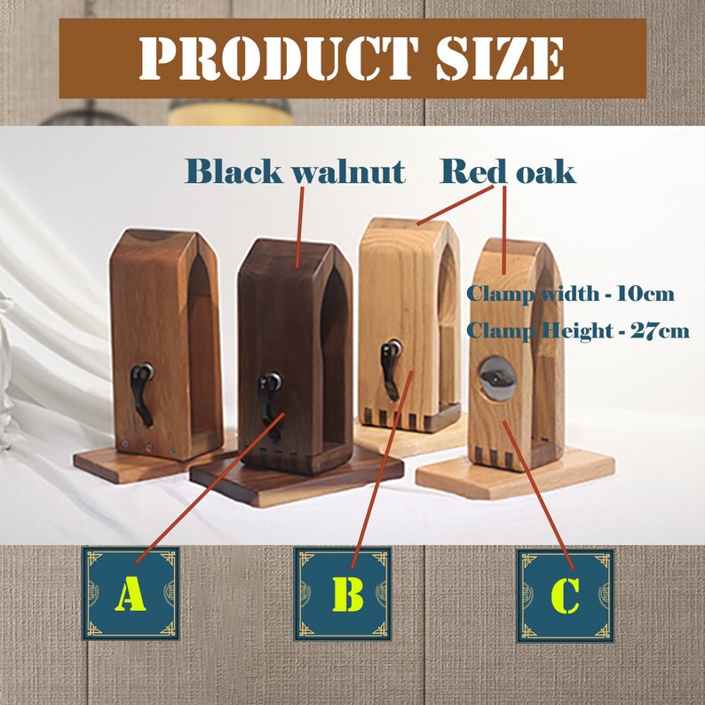 Puede incluir: Tres soportes para auriculares de madera en diferentes acabados: roble rojo, nogal negro y madera m&aacute;s clara. Los soportes est&aacute;n etiquetados con A, B y C. El soporte de roble rojo tiene el texto "Ancho de la abrazadera - 10 cm" y "Altura de la abrazadera - 27 cm" escrito en &eacute;l.
