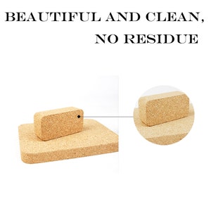 K&ouml;nnte beinhalten: Zwei Kork-Yogabl&ouml;cke, einer auf dem anderen, mit einer Nahaufnahme des oberen Blocks, die die Textur zeigt. "BEAUTIFUL AND CLEAN, NO RESIDUE" steht in schwarzer Schrift &uuml;ber den Bl&ouml;cken.