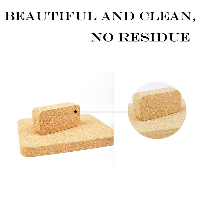 K&ouml;nnte beinhalten: Zwei Kork-Yogabl&ouml;cke, einer auf dem anderen, mit einer Nahaufnahme des oberen Blocks, die die Textur zeigt. "BEAUTIFUL AND CLEAN, NO RESIDUE" steht in schwarzer Schrift &uuml;ber den Bl&ouml;cken.