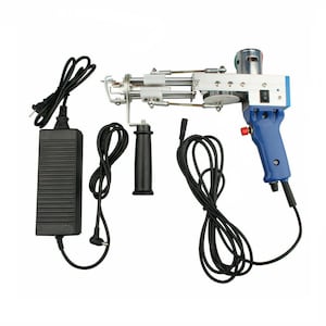 Può includere: Uno strumento elettrico per il taglio dei tessuti blu e argento con un'impugnatura nera e un cavo di alimentazione. Lo strumento è su uno sfondo bianco.