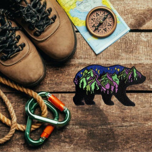 Patch Club Aventure en plein air Ours et montagnes, thermocollant - Coloré, Entièrement brodé, 4,7 pouces