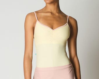 Maillot camisola Haina para mujer - Amarillo mantequilla con tirantes rosa ostra