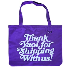 Puede incluir: Un bolso tote de lona en color morado vibrante con dos correas para el hombro y una anilla en D de metal plateado en la esquina superior derecha. El frente del bolso muestra el texto blanco "Thank Yaoi for Shipping With us!" en letra negrita.