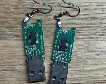 Cyberpunk USB Ohrringe - Handgemachtes Original - Steampunk Ungewöhnlicher Stromkreis Cyberspace Computer Science Geek Matrix Schmuck, EDM, Upcycling