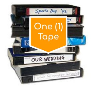 Może przedstawiać: Stos kaset VHS z ręcznie napisanymi tytułami, w tym "Sports Day '93", "Our Wedding" i "One (1) Tape".