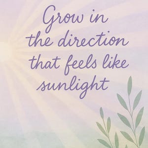 Puede incluir: Una impresión artística motivacional con un fondo suave de acuarela en tonos morado, verde y amarillo. El texto "Grow in the direction that feels like sunlight" está escrito en una fuente cursiva fluida. Hojas verdes en la esquina inferior derecha.