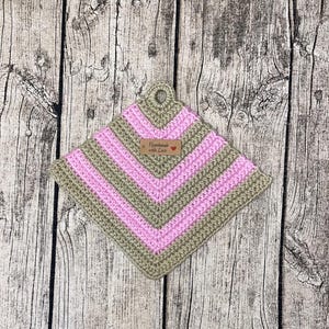 Peut inclure: Un dessous de plat en crochet marron et rose avec une étiquette marron indiquant "Handmade with Love".