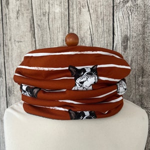 Könnte beinhalten: Ein brauner und weißer gestreifter Halsschmeichler mit einem sich wiederholenden Muster aus schwarzen und weißen französischen Bulldoggen-Illustrationen.