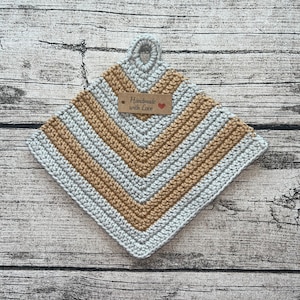 Może przedstawiać: Szara i brązowa dziana podkładka pod gorące z brązową metką z napisem "Handmade with Love" i czerwonym sercem.