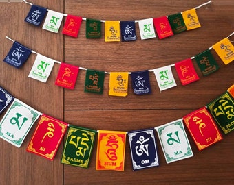 Tibetan Buddhist prayer flags - Mantra : Om ma ni padme Hum - Different sizes