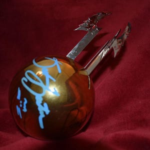 Bola esférica dorada de Phantasm Angus Scrimm AUTOGRAFIADA por todo el equipo. Certificado de autenticidad. Utilería de la película.