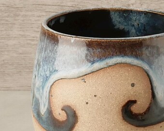 Taza de cerámica trípode hecha a mano GRANDE - Ola del océano (Ola teñida de azul claro)