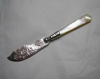 Antique Solid SILVER BUTTER SPREADER with Mother of Pearl Handle Hallmarked Birmingham 1905