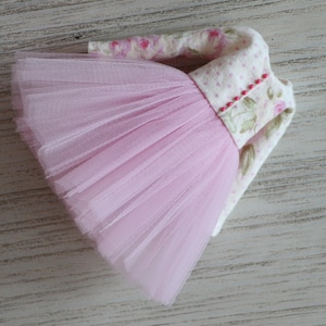 Blythe Kleid mit Blumenmuster und rosa Tüllrock.