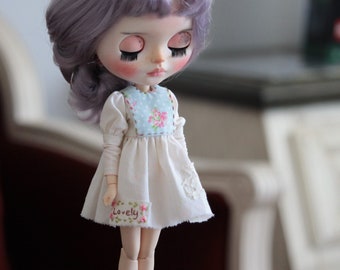 Vestido Blythe de verano: ropa para muñecas de encaje de algodón con flores bordadas