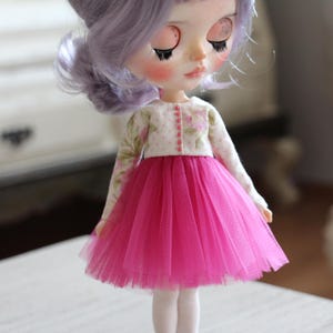Blythe Kleid mit Blumenmuster und fuchsiafarbenem Tüllrock.