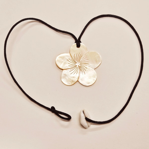 Pearl Shell Flower  18" Necklace with Shell Latch