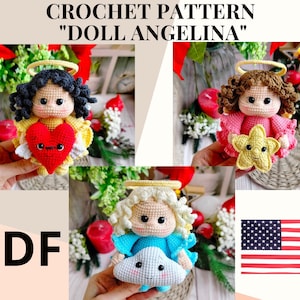 Può includere: Schema a uncinetto PDF per una bambola chiamata "Doll Angelina". Lo schema include tre bambole diverse: una che tiene un cuore rosso, una che tiene una stella gialla e una che tiene una nuvola blu. Lo schema è disponibile in inglese e include una bandiera americana.