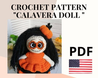 Puede incluir: Patrón de crochet para una "Calavera Doll" en formato PDF. La muñeca lleva un vestido naranja y un sombrero de calabaza. El patrón está disponible en inglés.