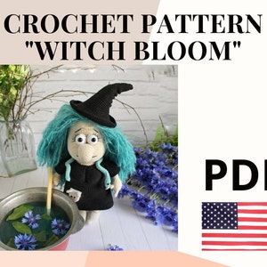 Puede incluir: Patrón de crochet para una muñeca de bruja llamada "Witch Bloom". El patrón está disponible para descargar en PDF. La imagen muestra una muñeca de bruja de crochet con un sombrero negro, cabello verde y un vestido negro. La muñeca sostiene una cuchara de madera y está de pie junto a una olla de líquido azul.