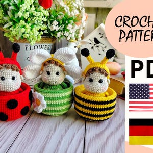 Peut inclure: Patron de crochet PDF pour réaliser trois poupées amigurumi : une coccinelle, une marguerite et une abeille. Les poupées sont assises dans des pots en crochet. Le patron est disponible en anglais et en allemand.