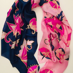 Sciarpa blu navy, seta rosa con fiori esotici/Scialle floreale bicolore dipinto a mano/Accessorio per matrimoni/35&quot;/70&quot;/Made in Italy