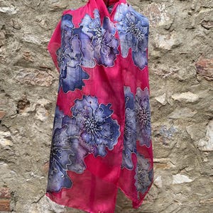 Sciarpa di seta dipinta a mano: fiori blu batik su rosa rossa