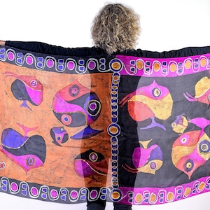 Handbemalter bunter Seidenschal mit tropischen Fischen /Orange,schwarz,rosa Batik-Schal mit Kreisen/Seide Pareo handgefertigt/35”/70”