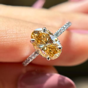 2.00 CTW Champagner Moissanite Verlobungsring, Versteckter Halo Ehering, 3/4 Pave Set Brautring, Ovaler Diamantring für Frauen