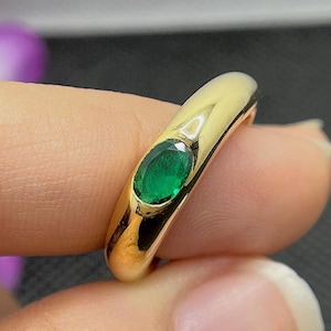 Bague dôme en or massif 14 carats émeraude, bague de pierres précieuses de taille ovale à sertissage dôme, bague à serti est-ouest, bague en or, grosse bague en or