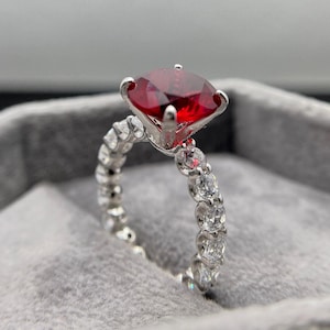 Anel de Noivado com Rubi Redondo de 2,00 CT, Aro Cravejado com Moissanita, Anel com Garras em U, Anel com Gema de Rubi Vermelho, Anel de Pedido de Casamento para Ela