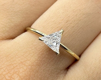 Anello triangolare con moissanite, anello solitario minuscolo, anello impilabile, anello geometrico con moissanite, anello in oro giallo 10 carati, set di fedi nuziali