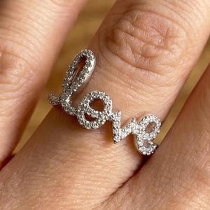 Anello con scritta "Love", anello con diamante a tema amore, anello con scritta "Love" in corsivo, anello con diamante a forma di lettera d'amore, anello nuziale con moissanite taglio rotondo, regali di anniversario