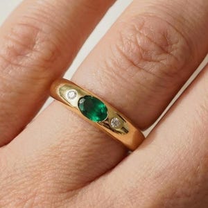 10K Gelbgold Oval Lab Smaragd Ring, Runder Moissanite Akzent Ring, Flush Set Dome Ring, Drei Stein Ehering, Cocktail Donut Ring