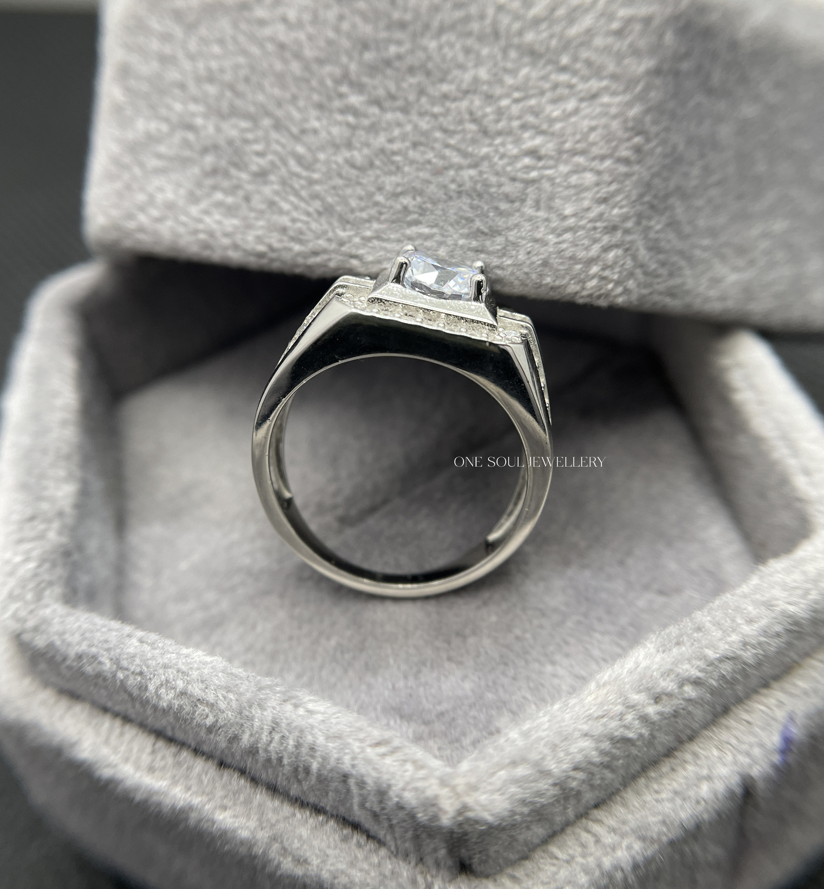 Anello Fidanzamento Uomo 4 Carati Moissanite Tondo Solitario &ndash; Placcato Oro Bianco 14k, Argento 925, VVS1
