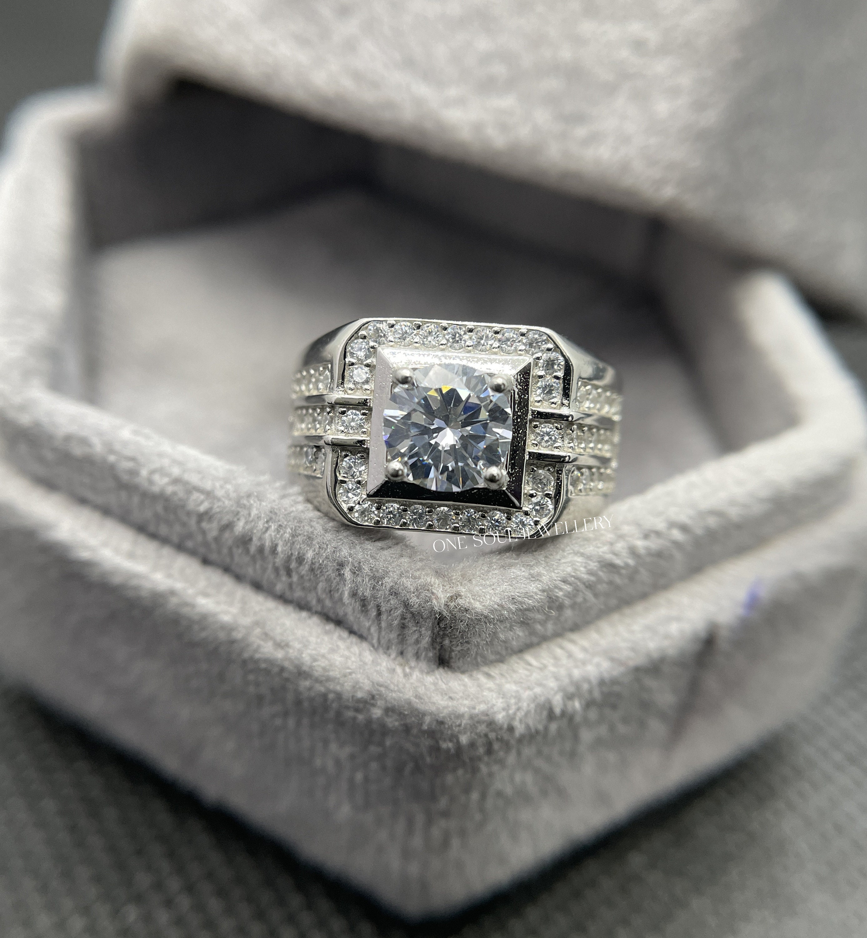 Anello Solitario medio con diamante da 0.22 carati montatura dritta