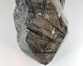 Cuarzo turmalinado, punta de cuarzo turmalinado, turmalina negra en cuarzo, trozo de cuarzo turmalinado